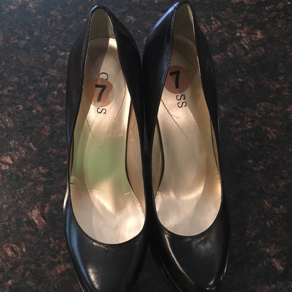 Guess Pumps